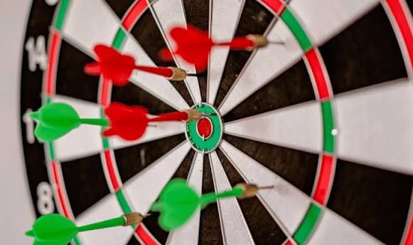Juego de precisión donde los participantes deberán acertar al blanco para obtener la mayor puntuación. ideal para todas las edades y competencias recreativas