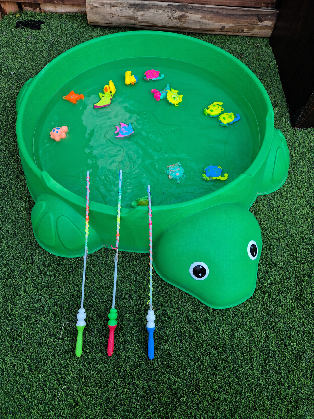 Atrapa la mayor cantidad de peces utilizando las cañas de pesca. diversión garantizada para niños y adultos. Incluye 3 cañas