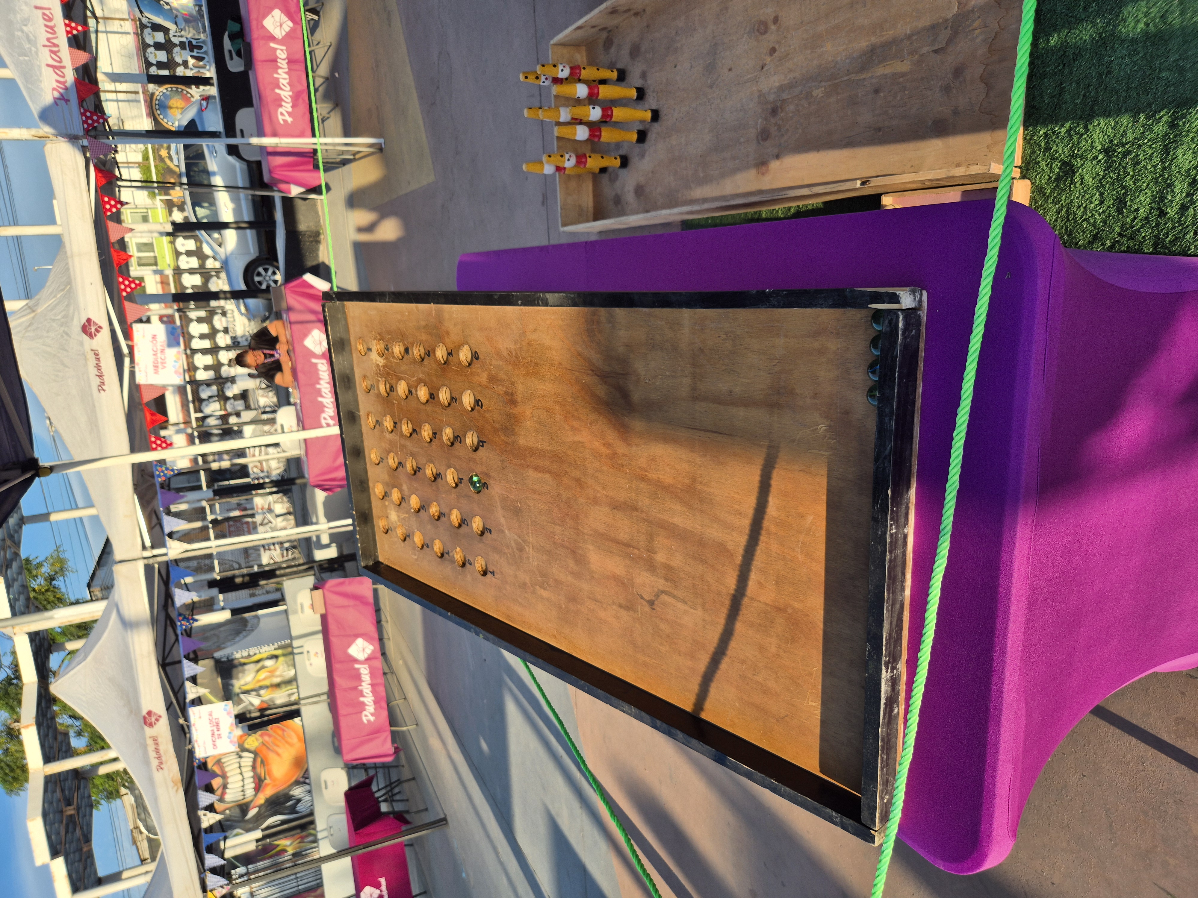 Lanza las canicas y acumula la mayor cantidad de puntos según el lugar donde caigan. ideal para actividades recreativas