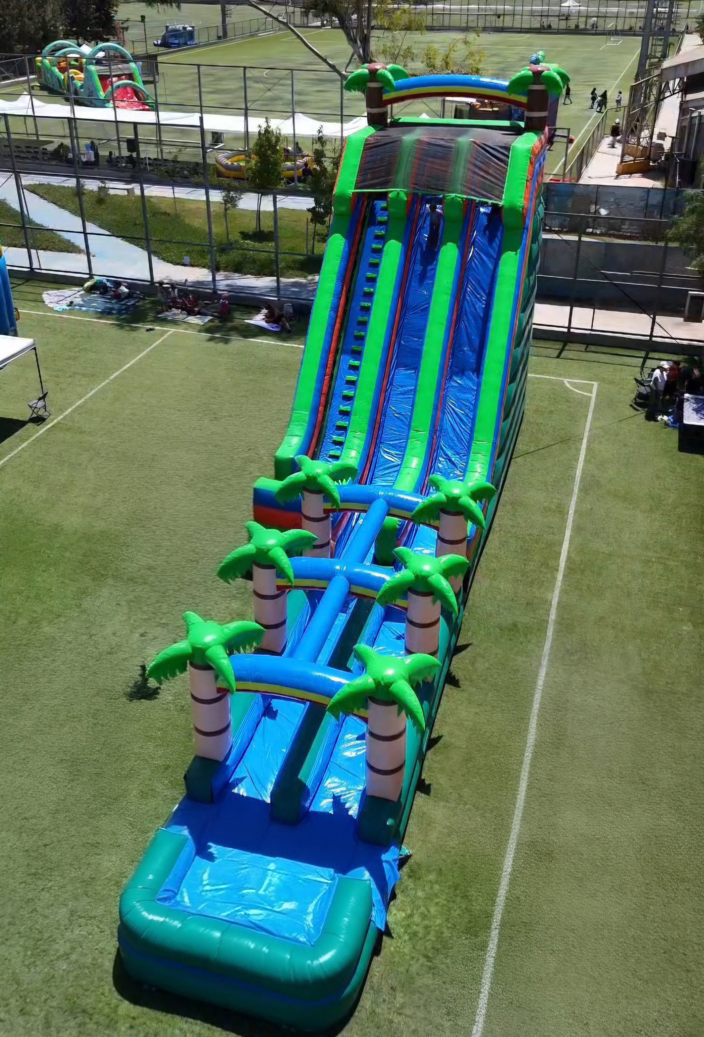 Mega Tobogan gigante con 10 metros de altura 
