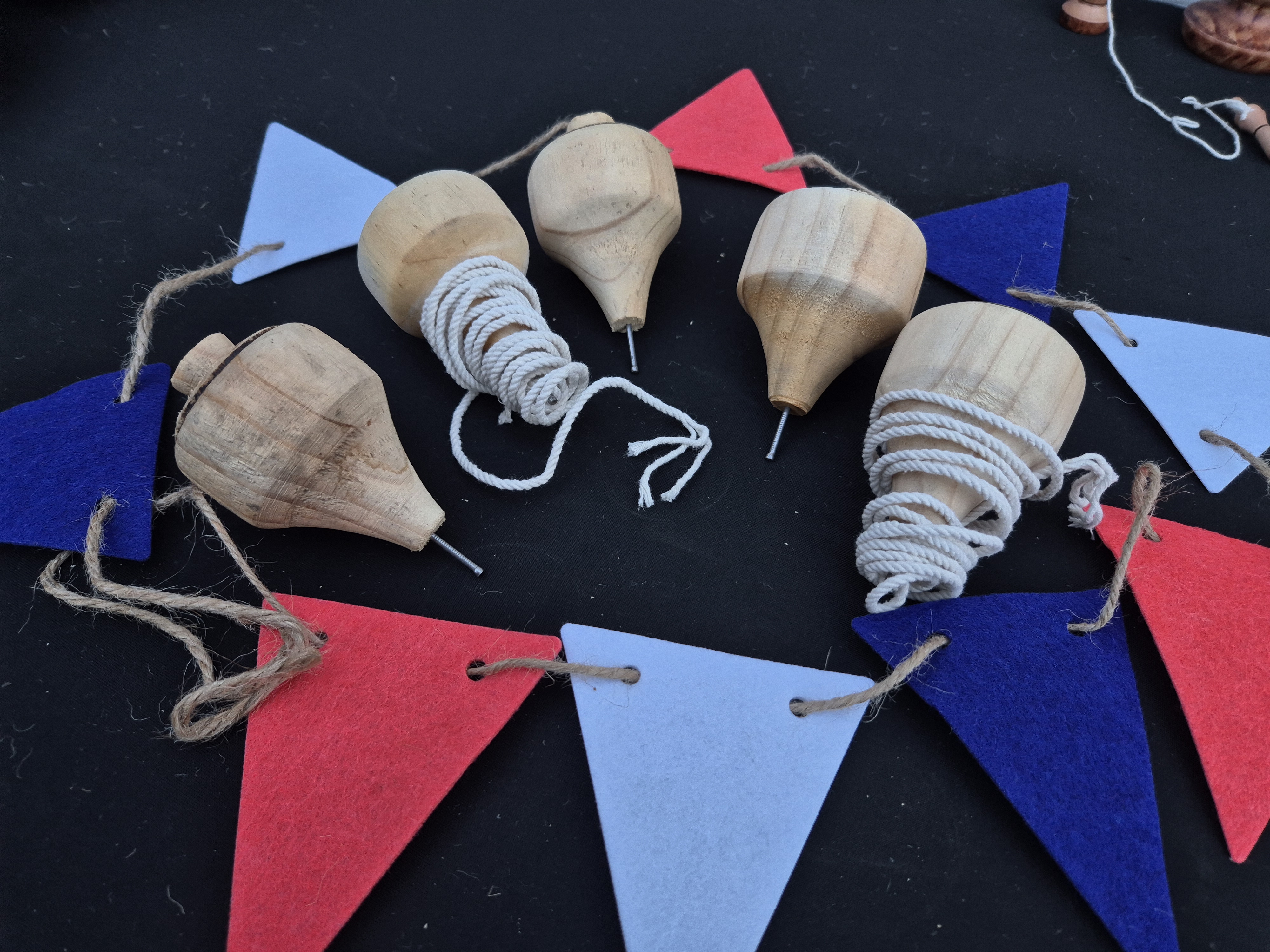 Revive una de las tradiciones chilenas aprendiendo y compitiendo con este clásico juego. incluye 4 trompos y cuerda. ideal para actividades recreativas